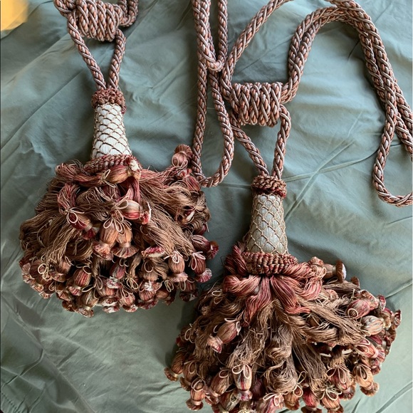 Belgium Tapestry by Flanders Tapestry with acanthe border and ornate tassels - Picture 9 of 11